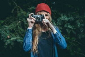 hand-girl-hair-camera-photographer-pine-14200-pxhere.com